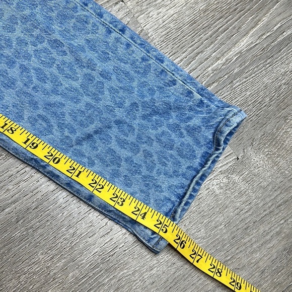 Levi’s High Rise Animal Print Wedgie Straight Fit Cropped Jeans Blue Size 25 - Picture 13 of 15